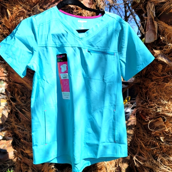 NWT Moisture Control 4 way stretch 3 front pocket scrub top - Picture 1 of 5